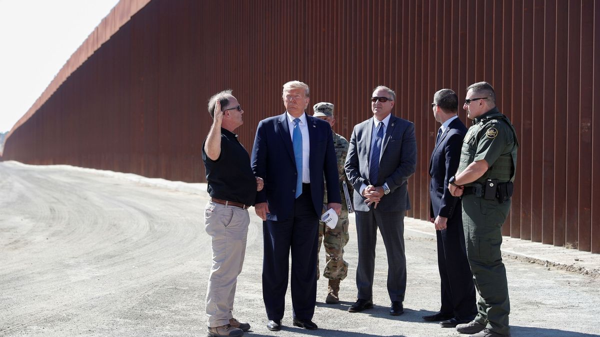 Zakladatel sbírky na Trumpovu zeď mezi USA a Mexikem se přiznal k defraudaci